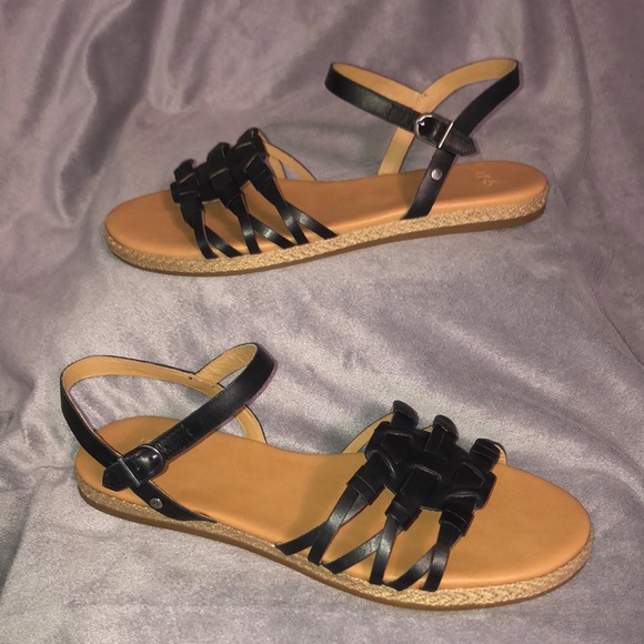 UGG Shoes - UGG Women's LARISA Black Sandals/ Size 10/ EUC